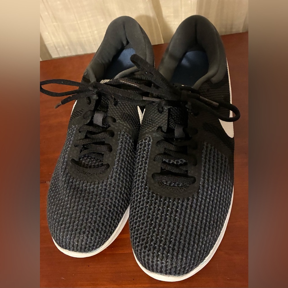 Nike Men's Black and White Athletic Running Shoes 9.5E (Wide) - Picture 2 of 5